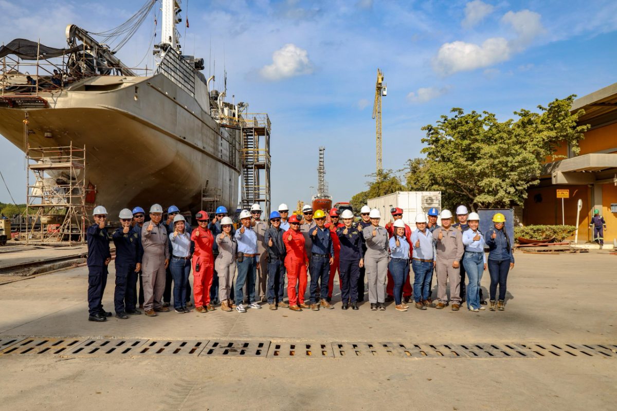 Equipo de trabajo en planta